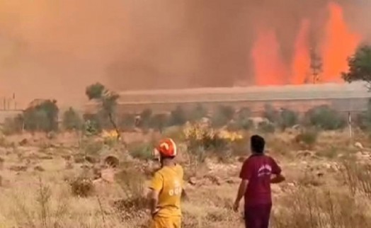 Muğla’dan Antalya’ya sıçrayan yangın büyüyor! Evler tahliye edildi, Vali ‘Söndürülmekten uzak’ dedi