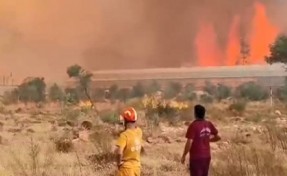 Muğla’dan Antalya’ya sıçrayan yangın büyüyor! Evler tahliye edildi, Vali ‘Söndürülmekten uzak’ dedi