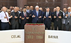 Müsavat Dervişoğlu, Celal Bayar’ın anıt mezarını ziyaret etti
