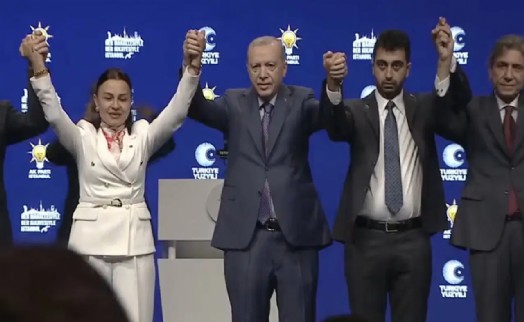 O belediyeler resmen AK Parti'ye geçti: Erdoğan rozetlerini taktı!