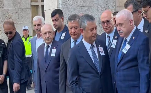 Özel ve Kılıçdaroğlu tokalaşmadan cenazeden ayrıldı