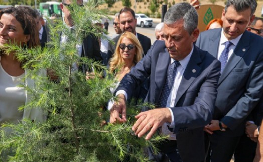 Özgür Özel YENİ Parti fidanını dikti: Hayırlı uğurlu olsun