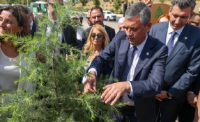 Özgür Özel YENİ Parti fidanını dikti: Hayırlı uğurlu olsun