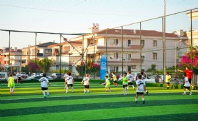 Çeşme'de 'Yenilenen Halı Sahalarda Etkinlik Var' spor şenliği başladı