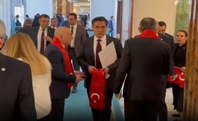 TBMM Genel Kurulu, 'çerçeve yasa' teklifi görüşmeleri için toplandı; İYİ Parti'den Türk bayraklı protesto