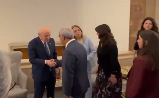 TBMM kulisinde Devlet Bahçeli ile DEM Partililer tokalaştı
