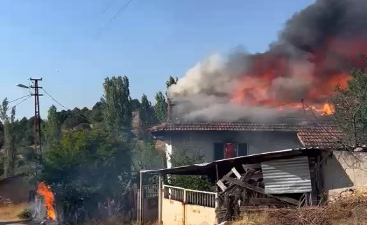 Tavşanlı'da yangın paniği! Tek katlı ev alev alev yandı