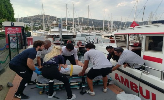 Teknede yaralanan Amerikalı turist, deniz ambulansı ile hastaneye kaldırıldı