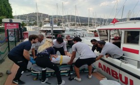 Teknede yaralanan Amerikalı turist, deniz ambulansı ile hastaneye kaldırıldı