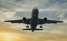 Uçakta panik anları! Dizüstü bilgisayar alev aldı