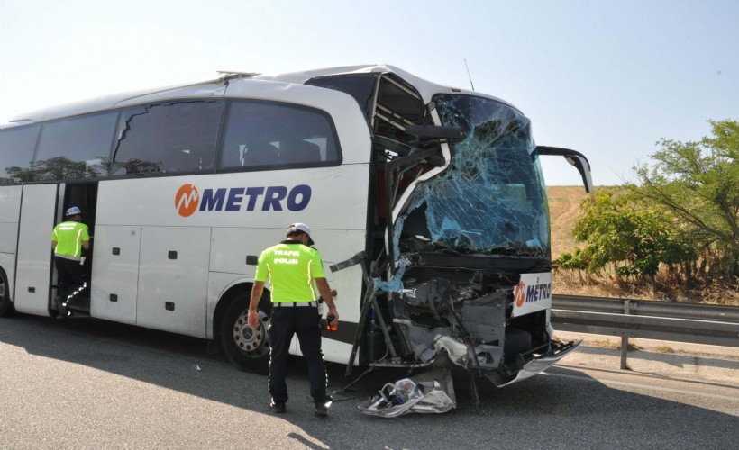 Yolcu otobüsü, kamyona arkadan çarptı: 1 ölü, 7 yaralı
