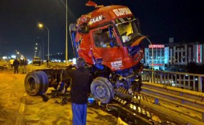 4 aracın karıştığı zincirleme kazada 1'i ağır 6 yaralı