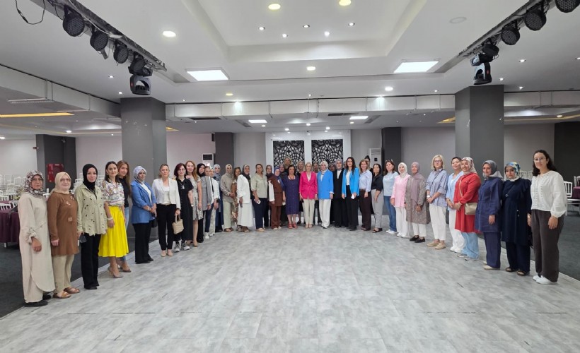 AK Parti İzmir İl Kadın Kolları, 30 ilçenin yeni dönem yol haritasını belirledi