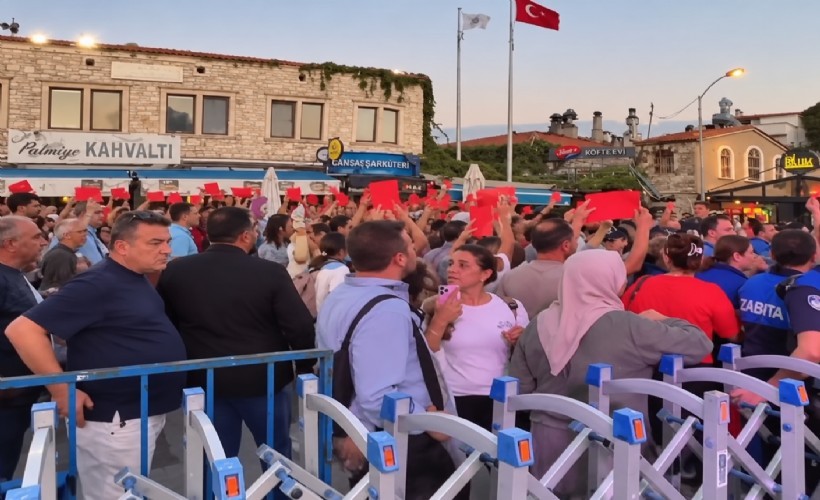 AK Partili Genç’ten kırmızı kart protestosuna yanıt: ‘O ufak tefek zümrelere itibar etmiyoruz’