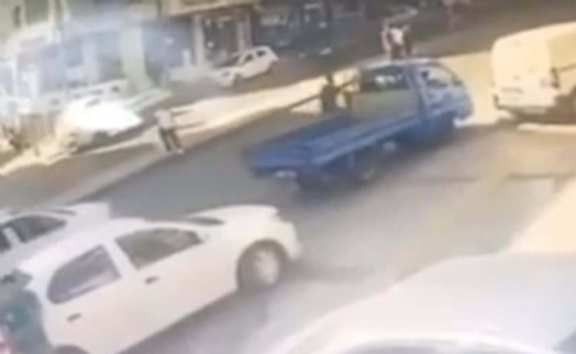 Açtığı kamyonetin kapısı bisikletliye çarptı