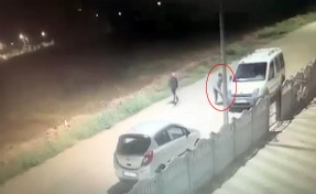 Araçların lastiklerini bıçakla kesti; o anlar kamerada