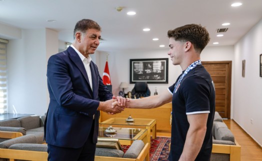 Başkan Tugay, altın madalyalı Altan Doğan’ı ağırladı