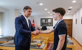 Başkan Tugay, altın madalyalı Altan Doğan’ı ağırladı