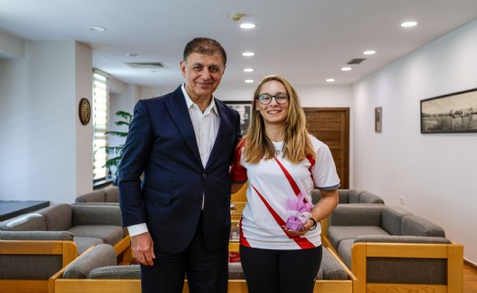 Başkan Tugay, şampiyon okçu Dünya Yenihayat’ı ağırladı