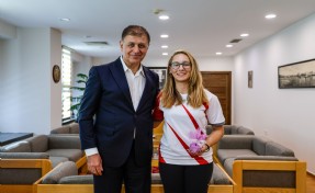 Başkan Tugay, şampiyon okçu Dünya Yenihayat’ı ağırladı