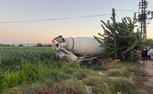 Beton mikseri karşı yola geçip iki minibüsle çarpıştı; 1 ölü, 8 yaralı
