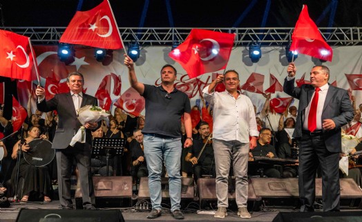 Bornova’da 9 Eylül coşkusu: Atatürk’ün sevdiği şarkılar yankılandı