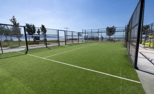 Bostanlı’daki iki padel kortunda sona doğru