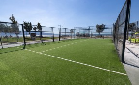 Bostanlı’daki iki padel kortunda sona doğru