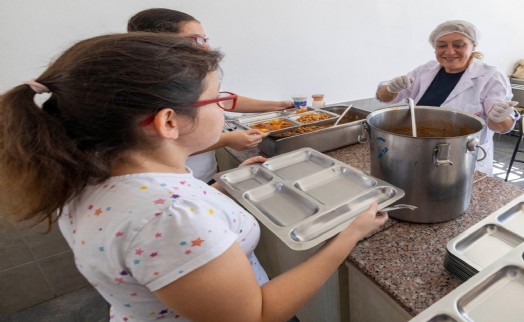Büyükşehir’den özel gereksinimli öğrencilere sıcak yemek
