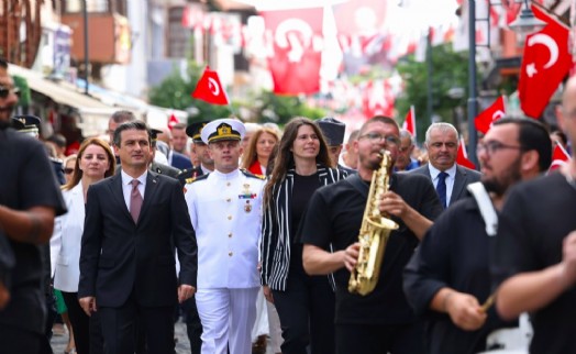 Çeşme kurtuluşunun 104. yılını gururla kutladı