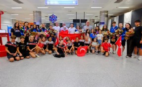 Dünya üçüncüsü cimnastikçiler İzmir'de