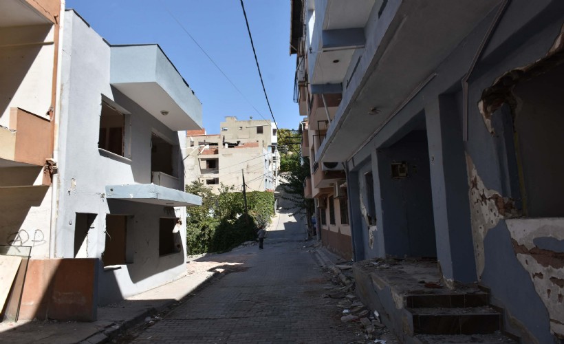 Evler çatladı, mahalle tenhalaştı, esnaf iş yapamaz hale geldi