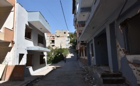 Evler çatladı, mahalle tenhalaştı, esnaf iş yapamaz hale geldi