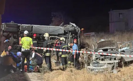 Katliam gibi kaza... Yolcu minibüsü ile otomobil çarpıştı: Ölü ve yaralılar var!