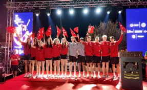 Foça'da plaj voleybolu coşkusu başladı