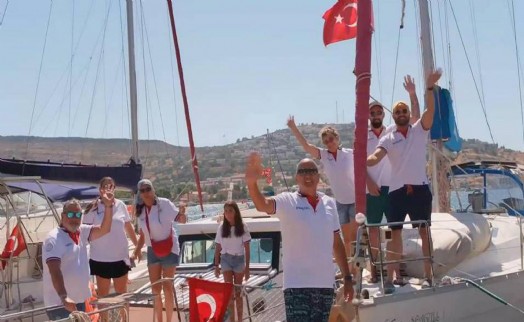 Foça’da 104. yıla denizden saygı duruşu