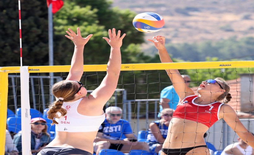 Foça’da Avrupa plaj voleybolu heyecanı