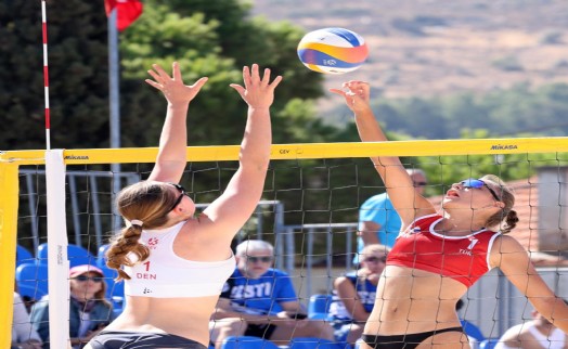 Foça’da Avrupa plaj voleybolu heyecanı