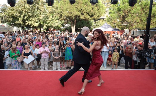 Güzelyalı’da nostalji rüzgarı esti: 80’ler 90’lar Şenliği unutulmaz anlara sahne oldu