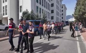 Hırsızlık şüphelilerine, adliyede yakınlarından tükürüklü tepki