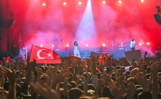 İEF’de 9 Eylül coşkusu Model ile taçlandı