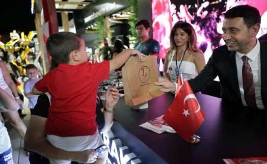 İEF’de Bayraklı rüzgarı: 9 gün boyunca binlerce ziyaretçi