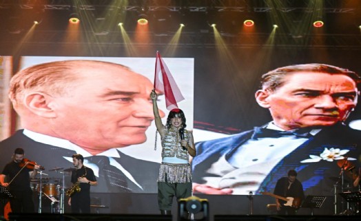 İEF’de müzik ve mizah bir arada
