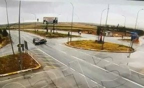 İki otomobilin çarpıştığı feci kaza kamerada; 2 ölü, 8 yaralı