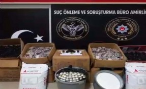 İzmir'de zehir deposuna baskın: Binlerce hap ele geçirildi
