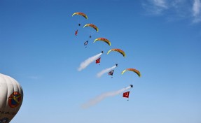 İzmir'deki havacılık festivalinde gökyüzünde Türk bayrağı ve Atatürk posteri açıldı