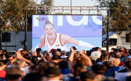 İzmir’de Filenin Sultanları coşkusu: Şampiyonluk dev ekranlarda kutlandı
