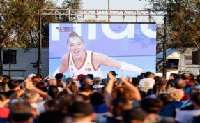 İzmir’de Filenin Sultanları coşkusu: Şampiyonluk dev ekranlarda kutlandı