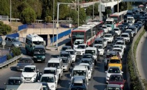 İzmir’de ilk okul ziliyle birlikte trafikte yoğunluk başladı
