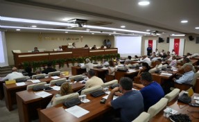 Karabağlar Meclisi’nde AK Partili Eroğlu’ndan sert çıkış: ‘Yazık günah değil mi paraya?’
